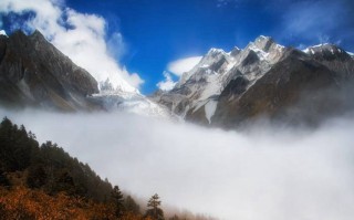 格萨尔王城简介，格萨尔王城旅游攻略