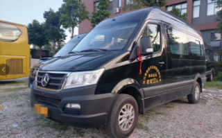 12座亚星奔驰保姆旅游车