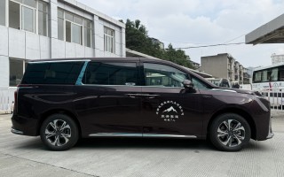 7座大通G90旅游车